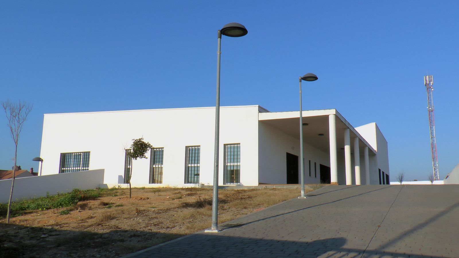 Una vista exterior del futuro centro municipal de atención a enfermos de alzheimer de Sanlúcar.