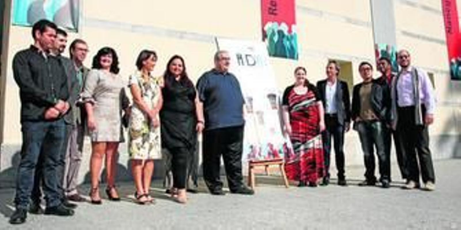El elenco vocal de 'Aída', con Pedro Halffter al lado de Tamara Wilson (a la derecha del cartel) y el director de escena José Antonio Gutiérrez (a la izquierda del mismo), ayer en el Maestranza.