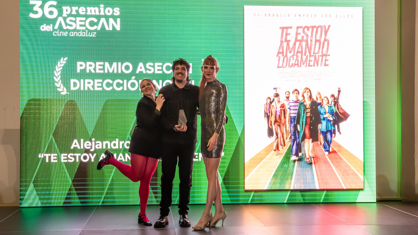 Alejandro Marín con su premio a la dirección novel.