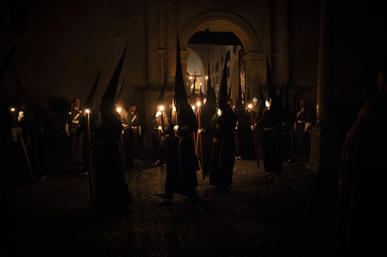 Silencio y oscuridad: las mejores fotos de la procesión del Cristo de la Misericordia de Granada