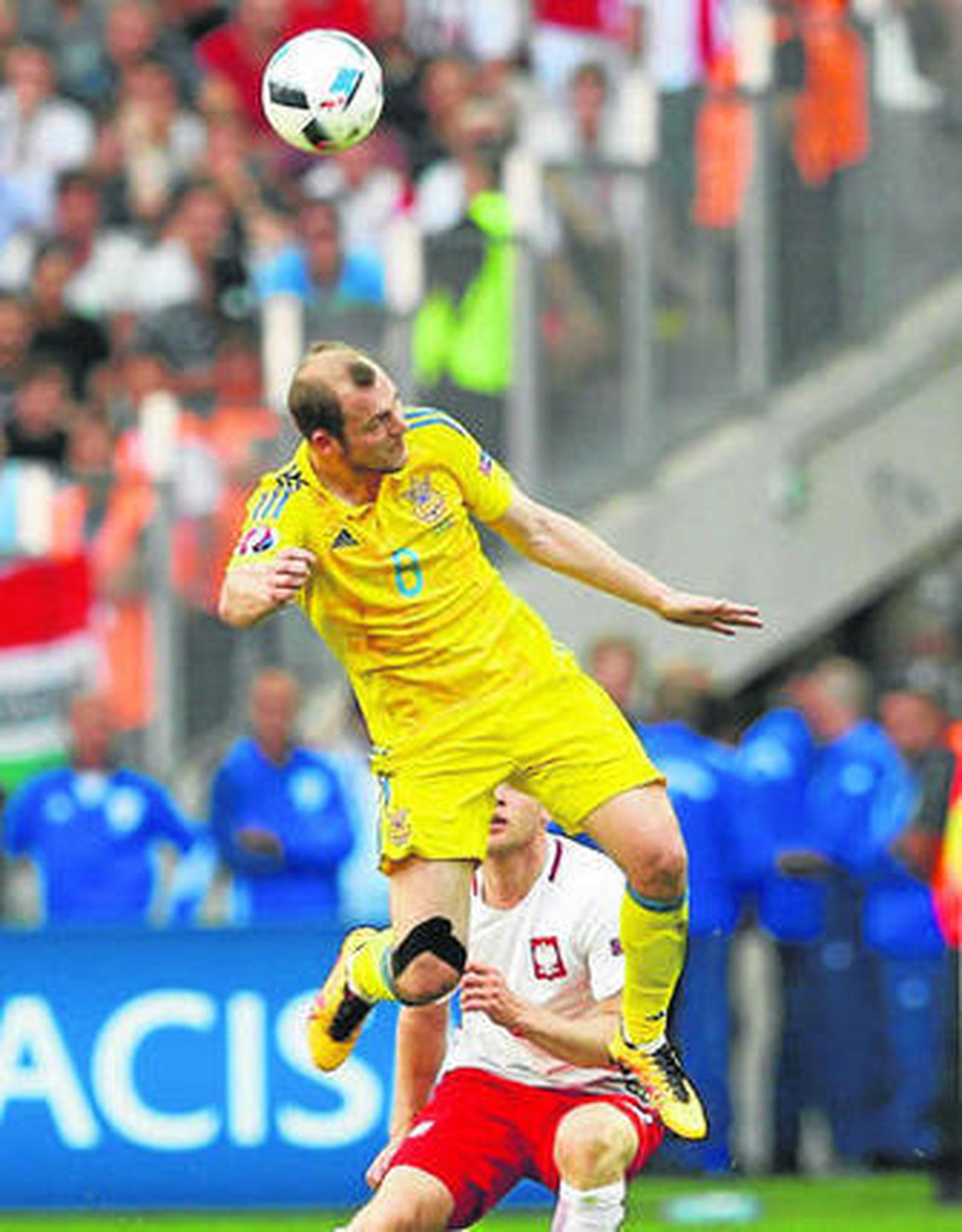 Zozulya disputa un balón aéreo en la pasada Eurocopa.