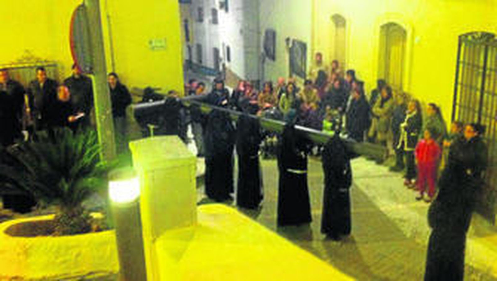 Silencio y recogimiento en las calles de la villa gadorense al paso del Viacrucis Penitencia.
