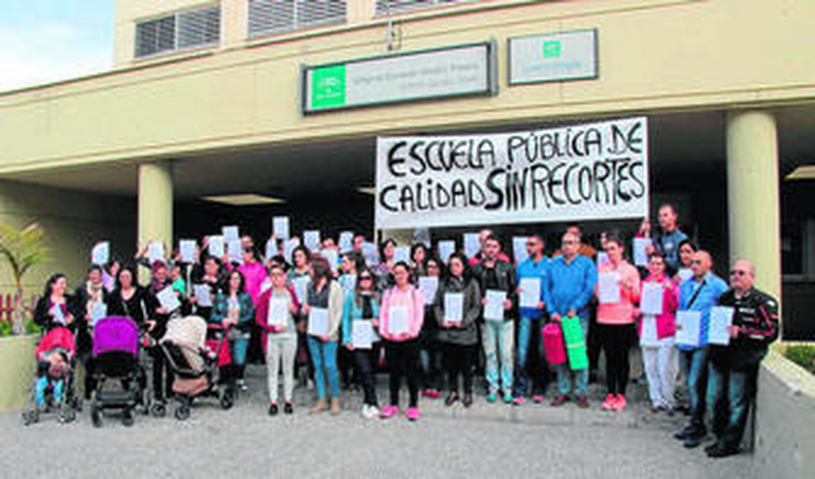 Medio centenar de padres protestaron ayer a las puertas del colegio.