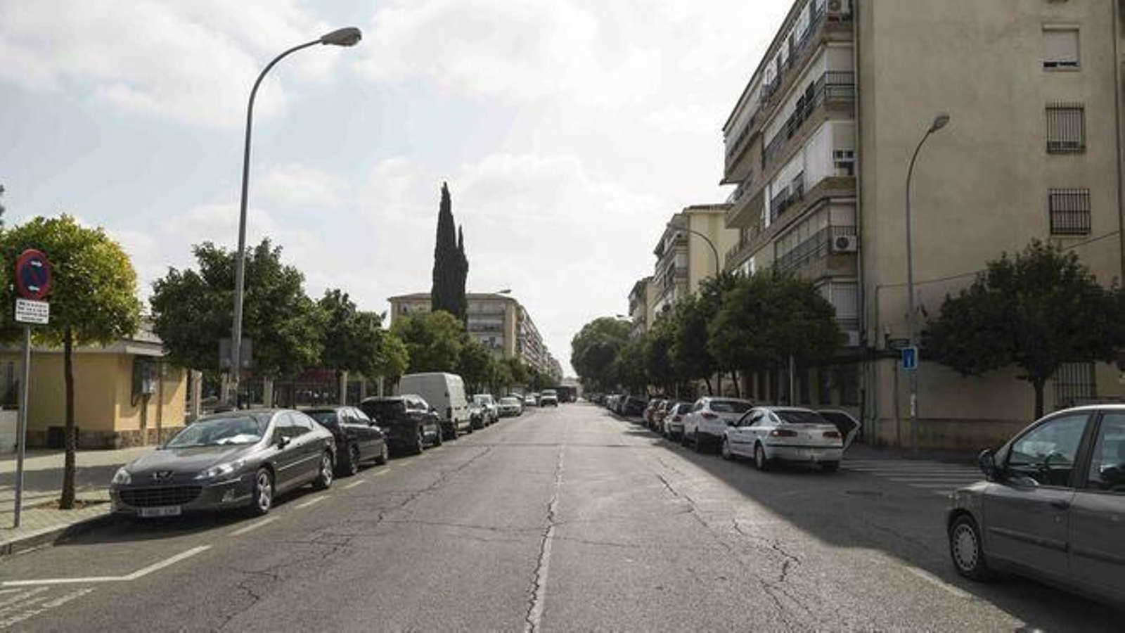 Una de las arterias principales de la barriada de Parque Alcosa.