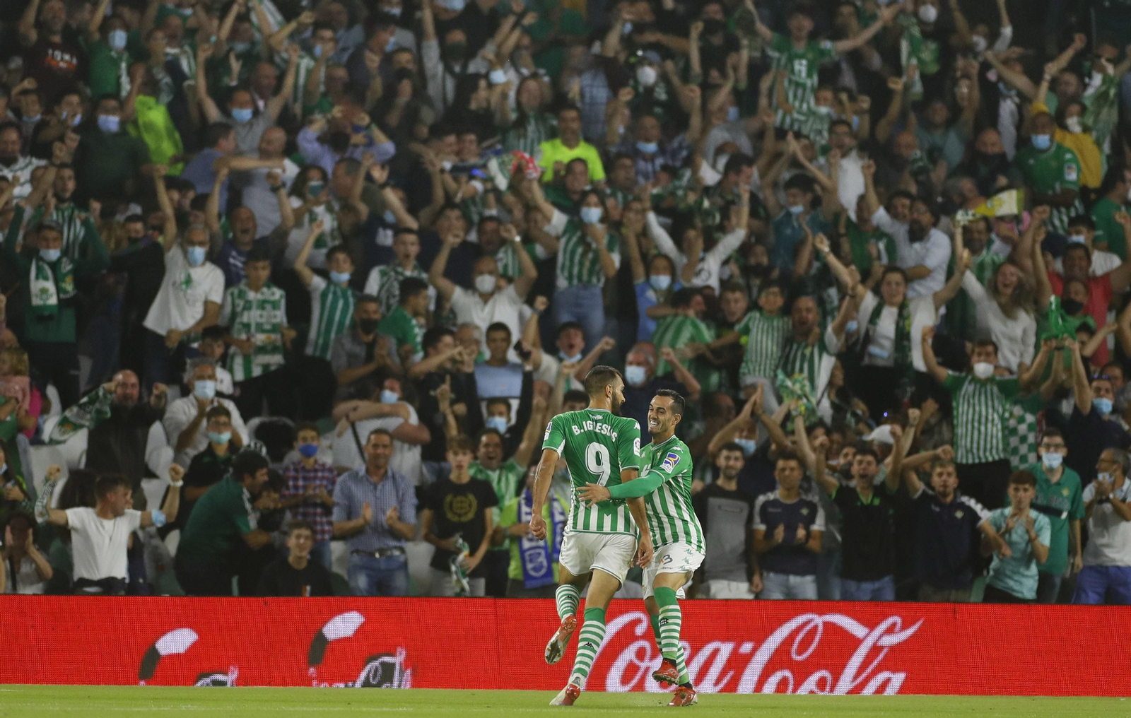 Borja Iglesias celebra uno de sus goles con Juanmi con la grada enfervorizada detrás.