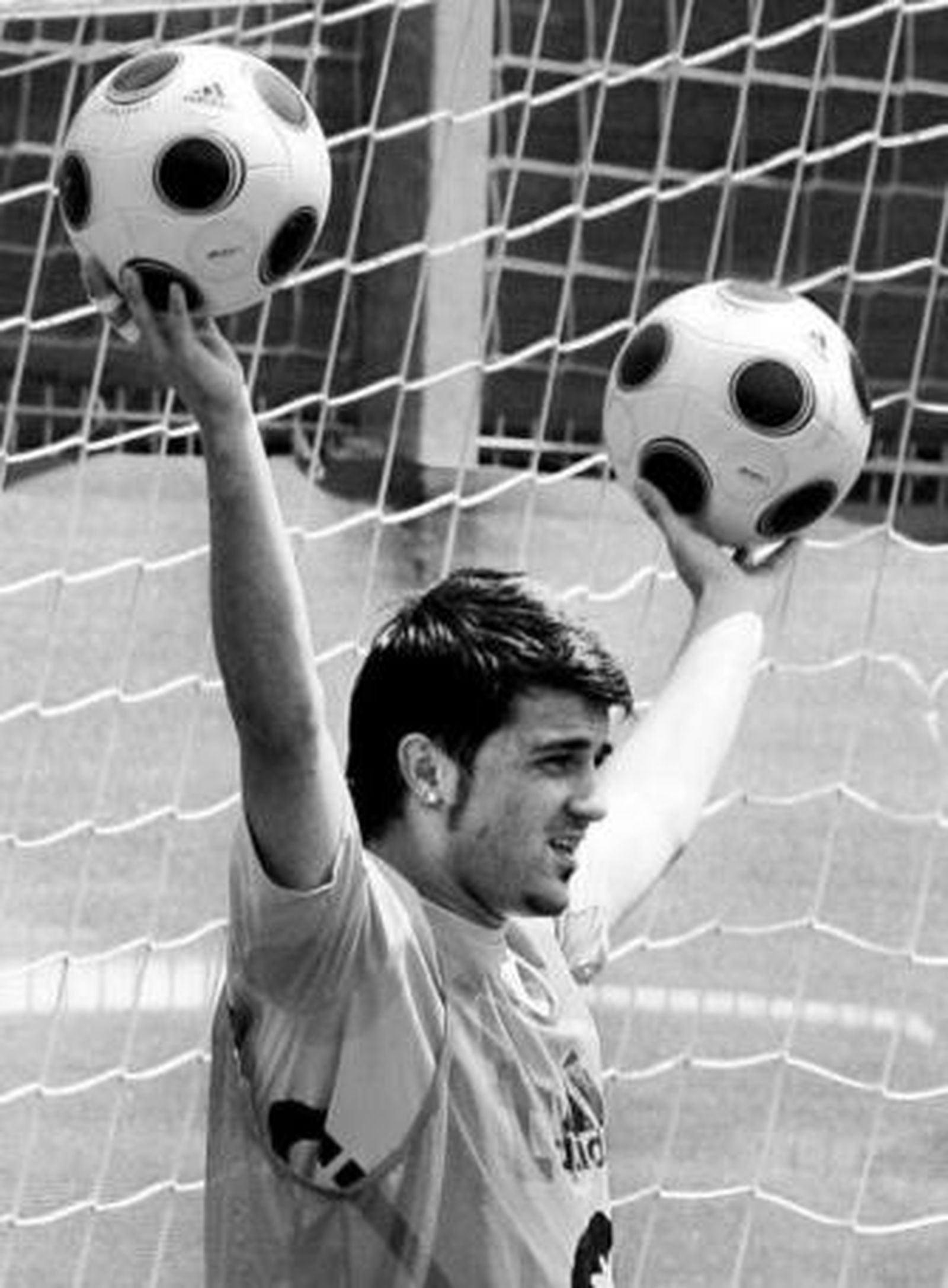Villa levanta dos balones durante un entrenamiento.