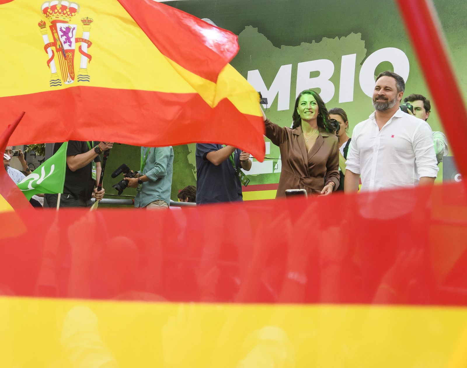 Macarena Olona y Santiago Abascal, en el cierre de campaña en Sevilla.