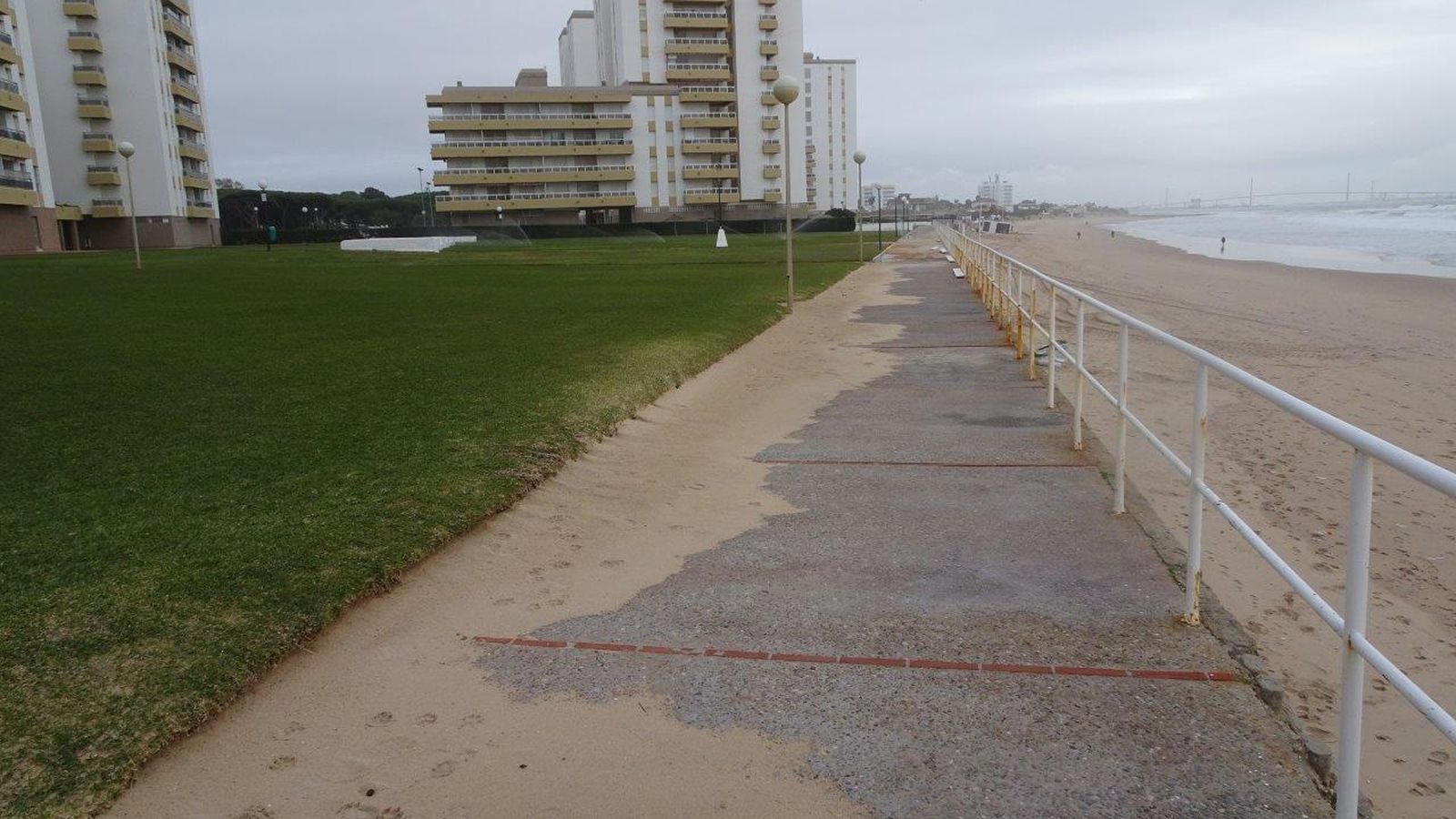 El sendero pasaría por la franja actualmente cerrada situada junto a los bloques de Vista Hermosa.