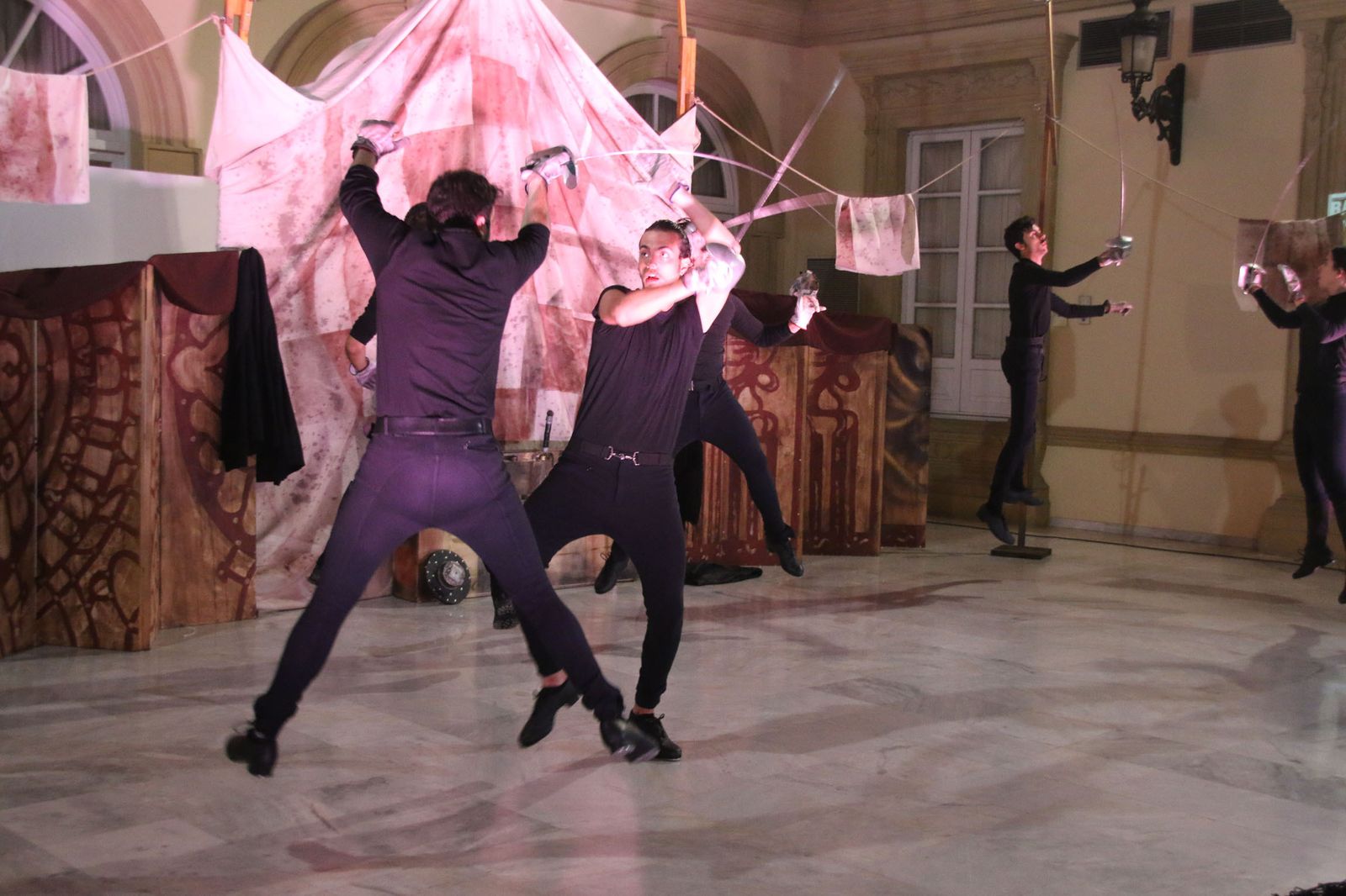 Los bastardos en plena lucha con espada en mano en un gran montaje teatral.