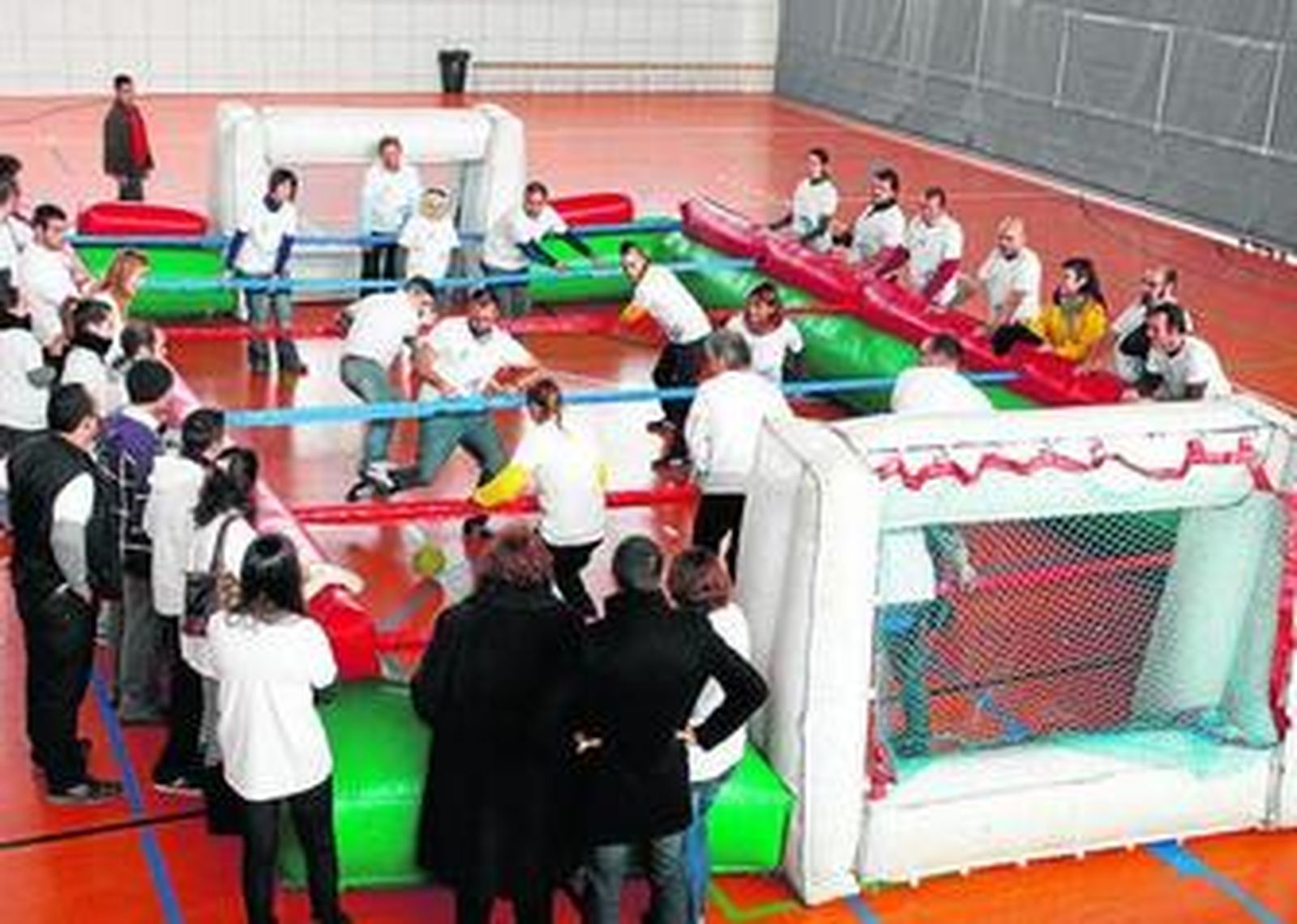 Los jugadores disputan un partido en el Centro Deportivo Mendigorría.