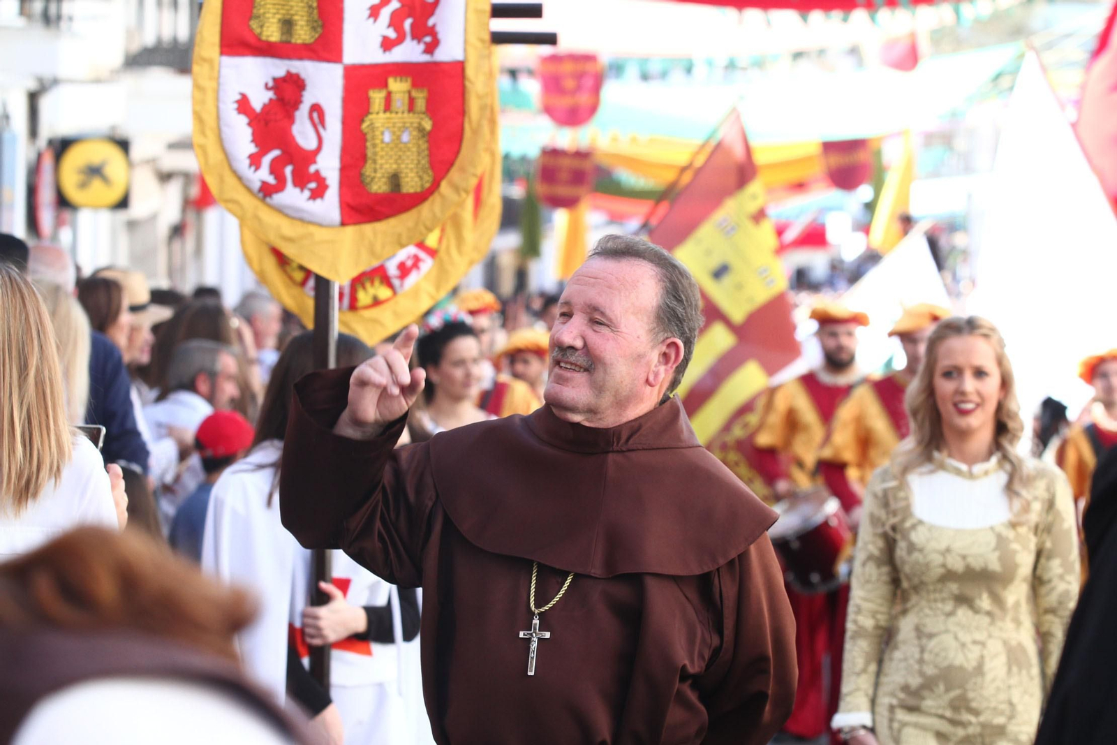 Imágenes del desfile de la XIX Feria Medieval del Descubrimiento, en Palos de la Frontera