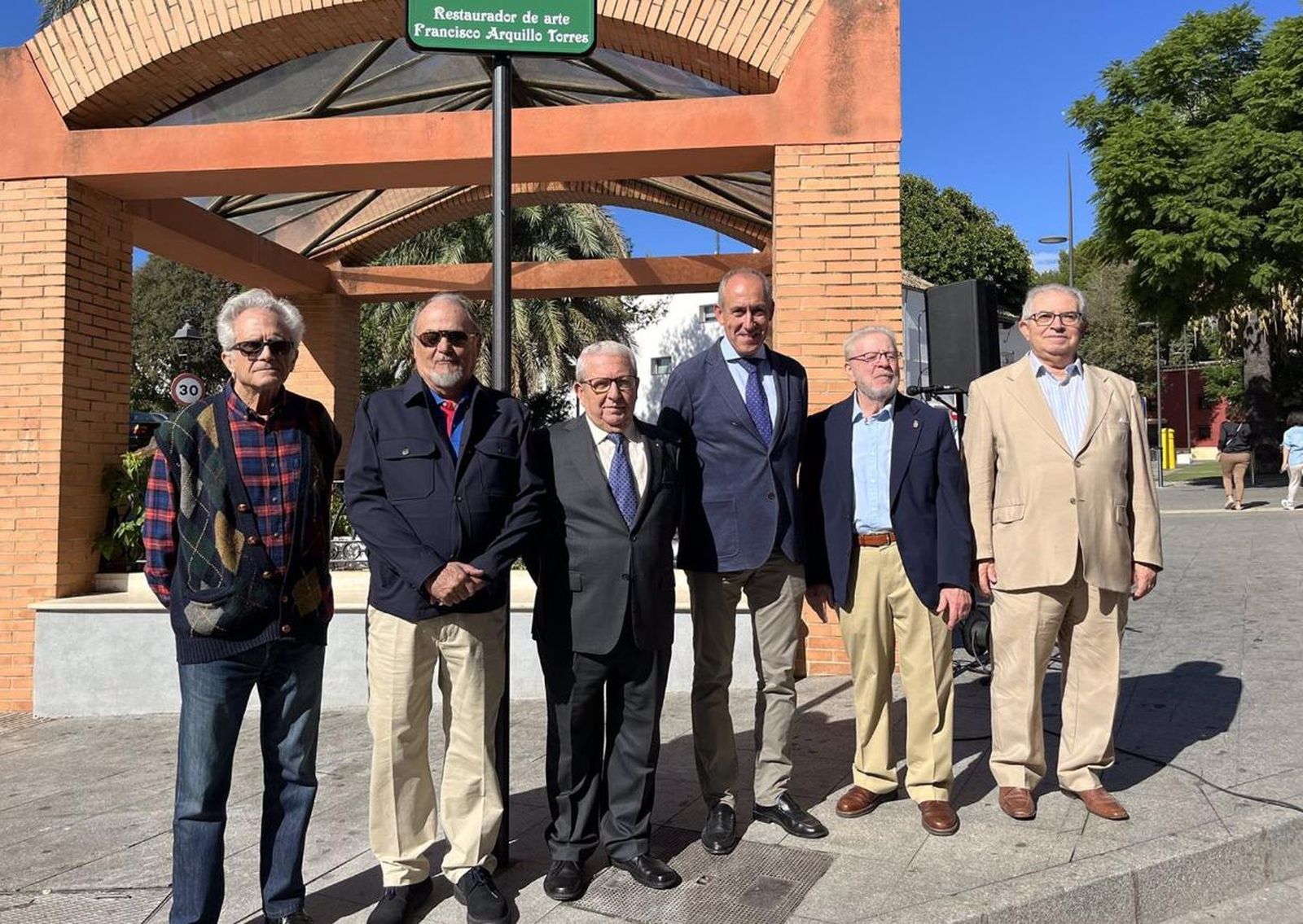 Arquillo, en el centro de la imagen junto al alcalde de Tomares