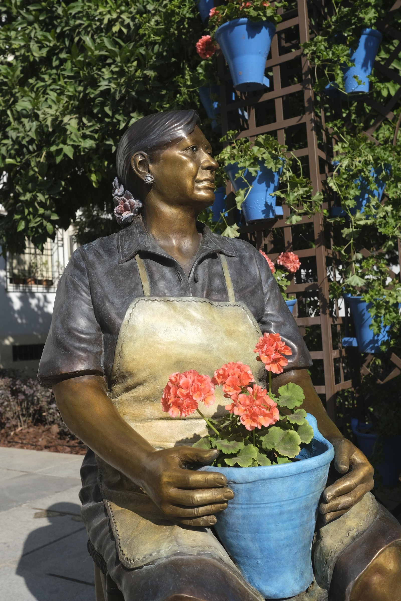 La inauguración de la nueva escultura en homenaje a los Patios de Córdoba, en imágenes