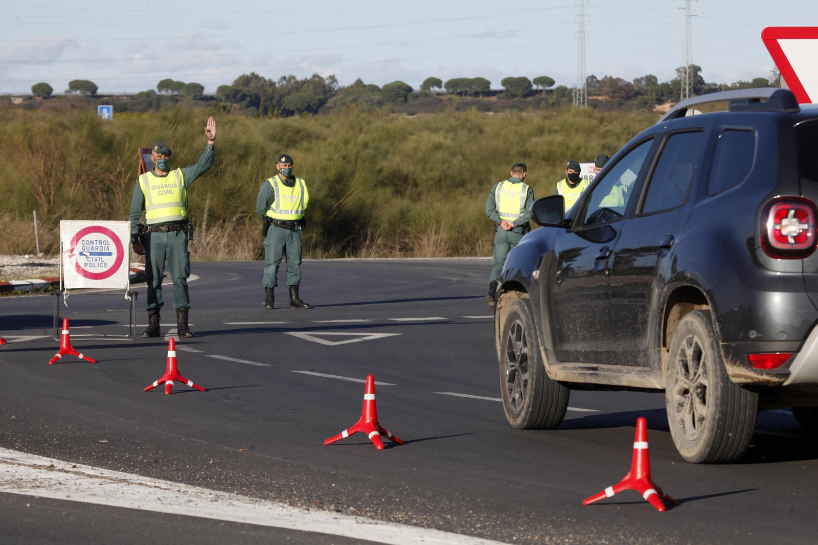Controles de la Guardia Civil en los accesos a la costa de Huelva