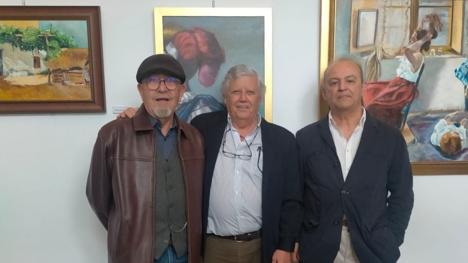 El autor, en el centro, durante la apertura de la muestra ante varias de sus obras.