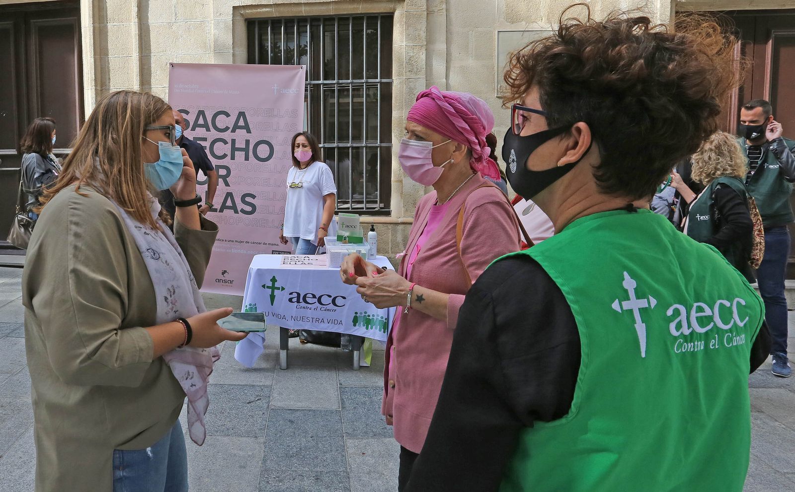 La mesa con el 'photocall' de la AECC junto a la puerta principal del Ayuntamiento.