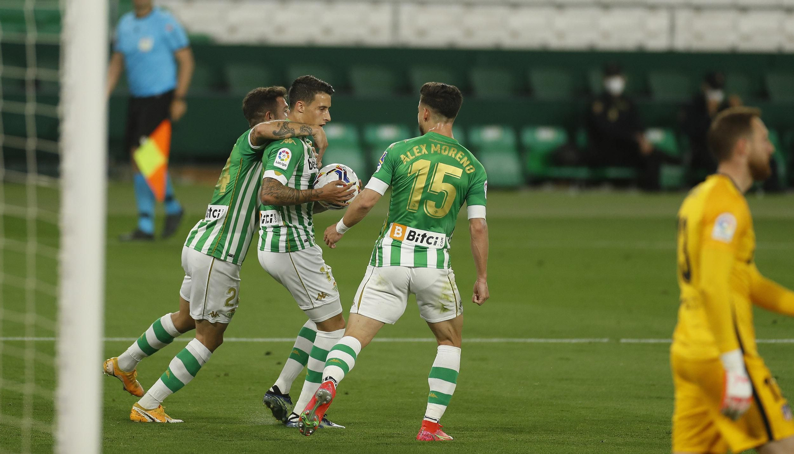 Los futbolistas del Betis celebran el empate-