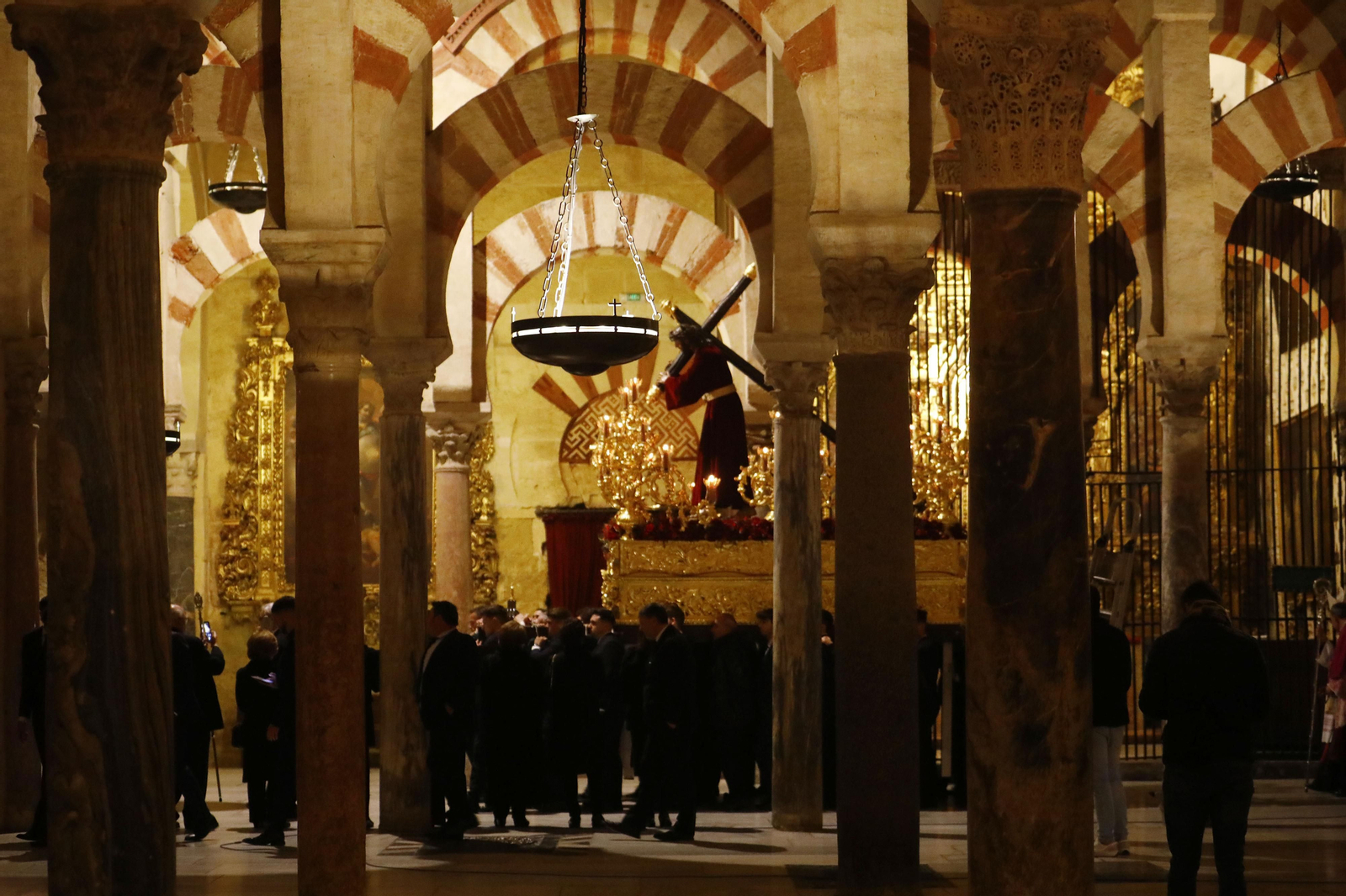 El vía crucis de la Agrupación de Cofradías de Córdoba, en imágenes