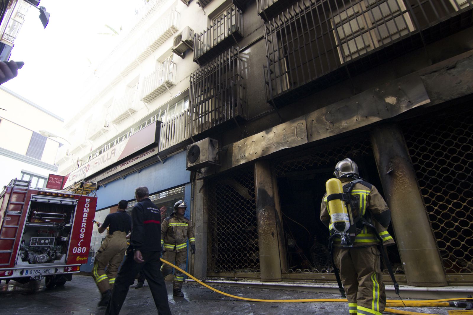Los Bomberos de Sevilla durante una intervención, en una imagen de archivo.