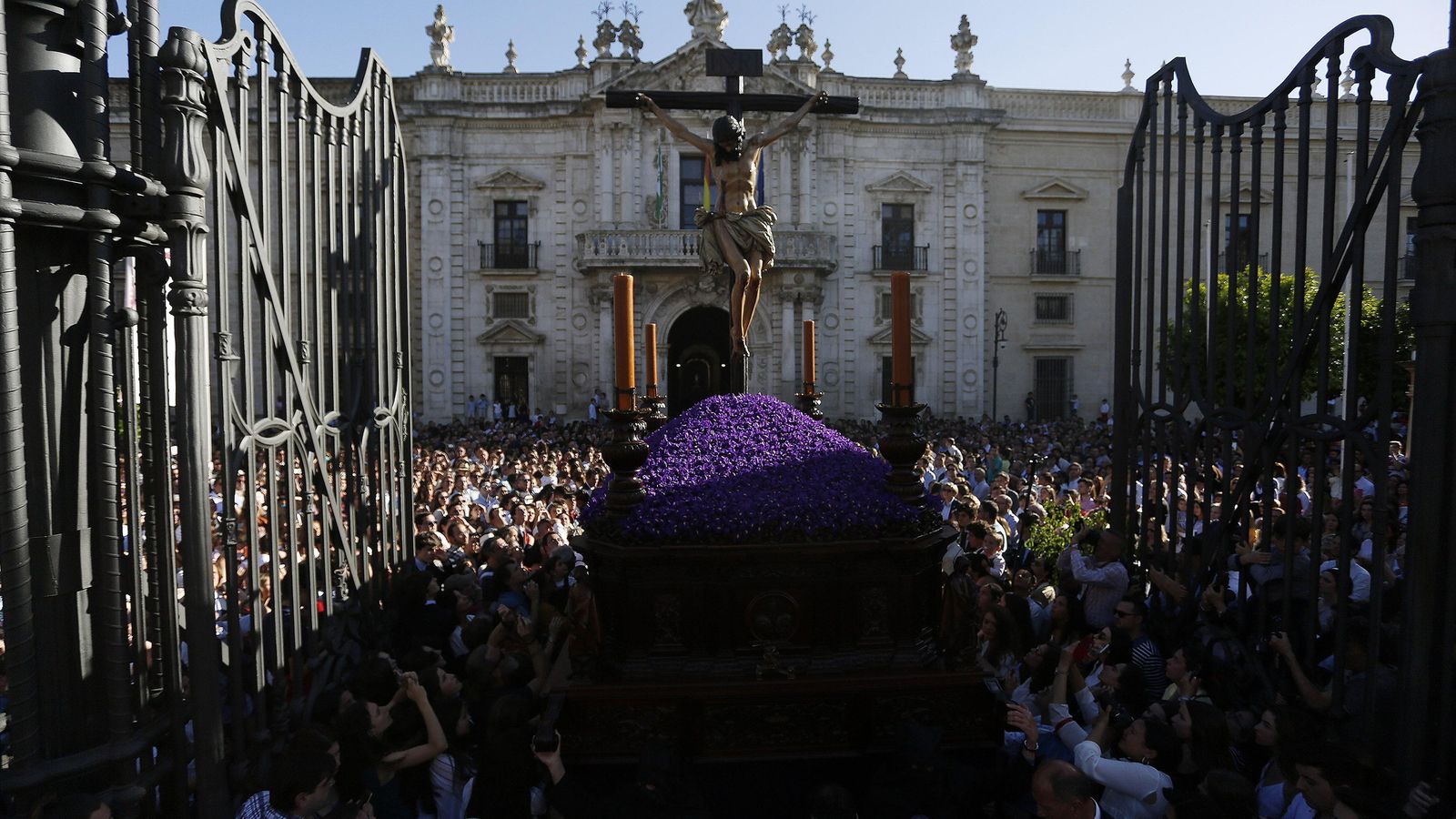 El Cristo de la Buena Muerte saliendo del Rectorado.
