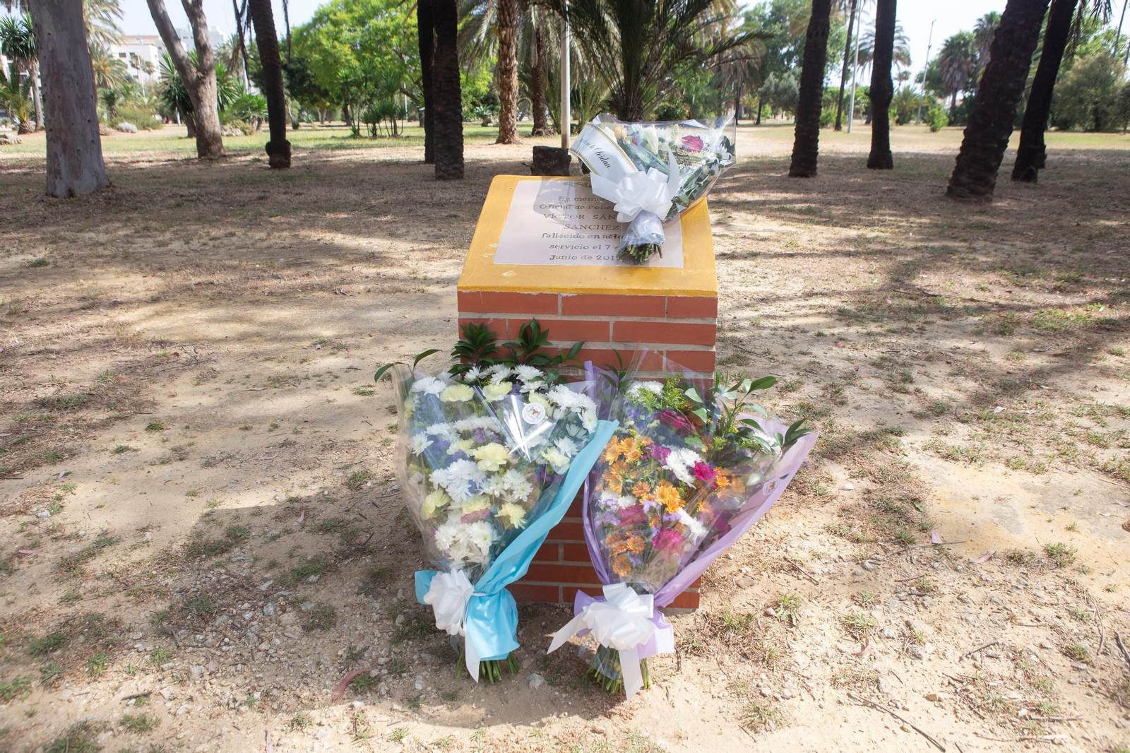 La Línea rinde homenaje al policía local Víctor Sánchez en el octavo aniversario de su muerte, en imágenes