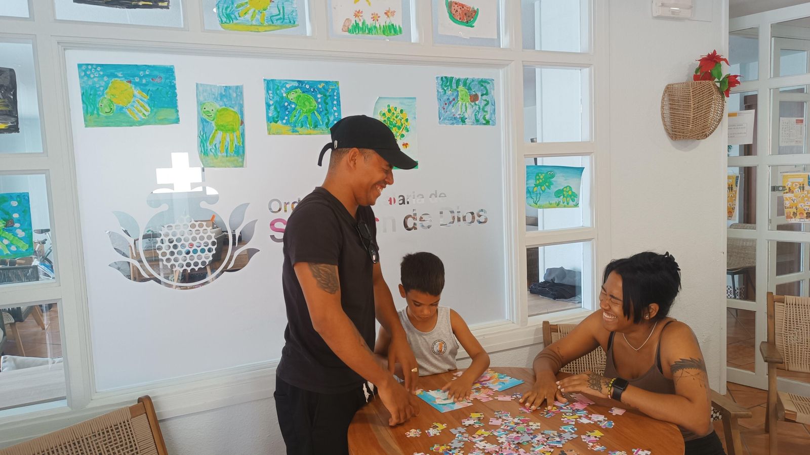 Rachel y Yasmanis compartiendo con su hijo una tarde de juegos en el Centro de Protección Internacional de San Juan de Dios en Calahonda_