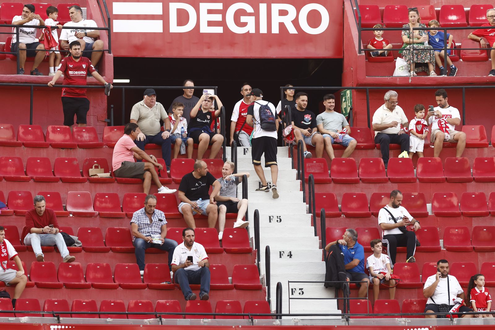 Búscate en las fotos del Sevilla-Valencia