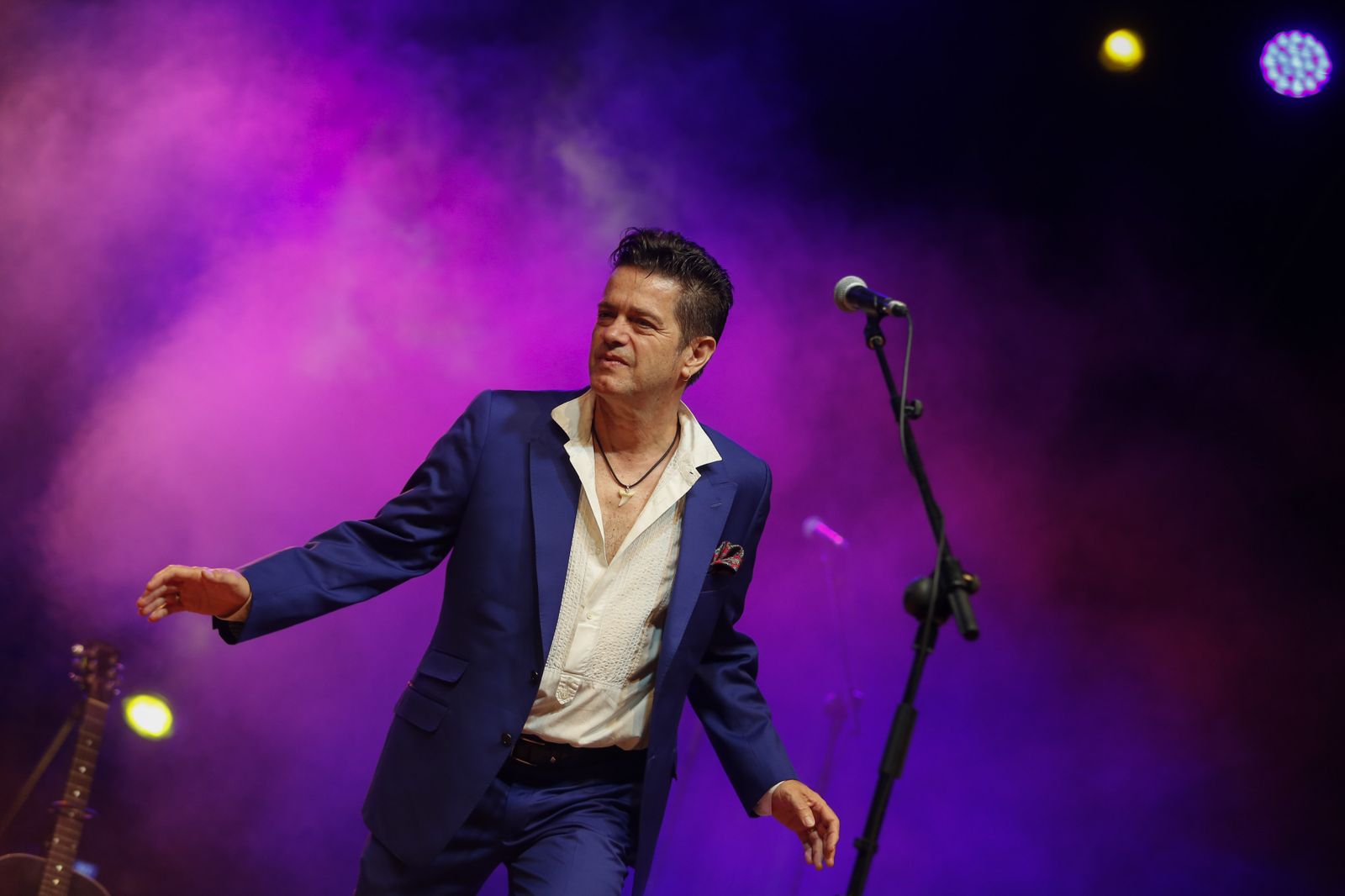 El músico Juan Perro durante un concierto.