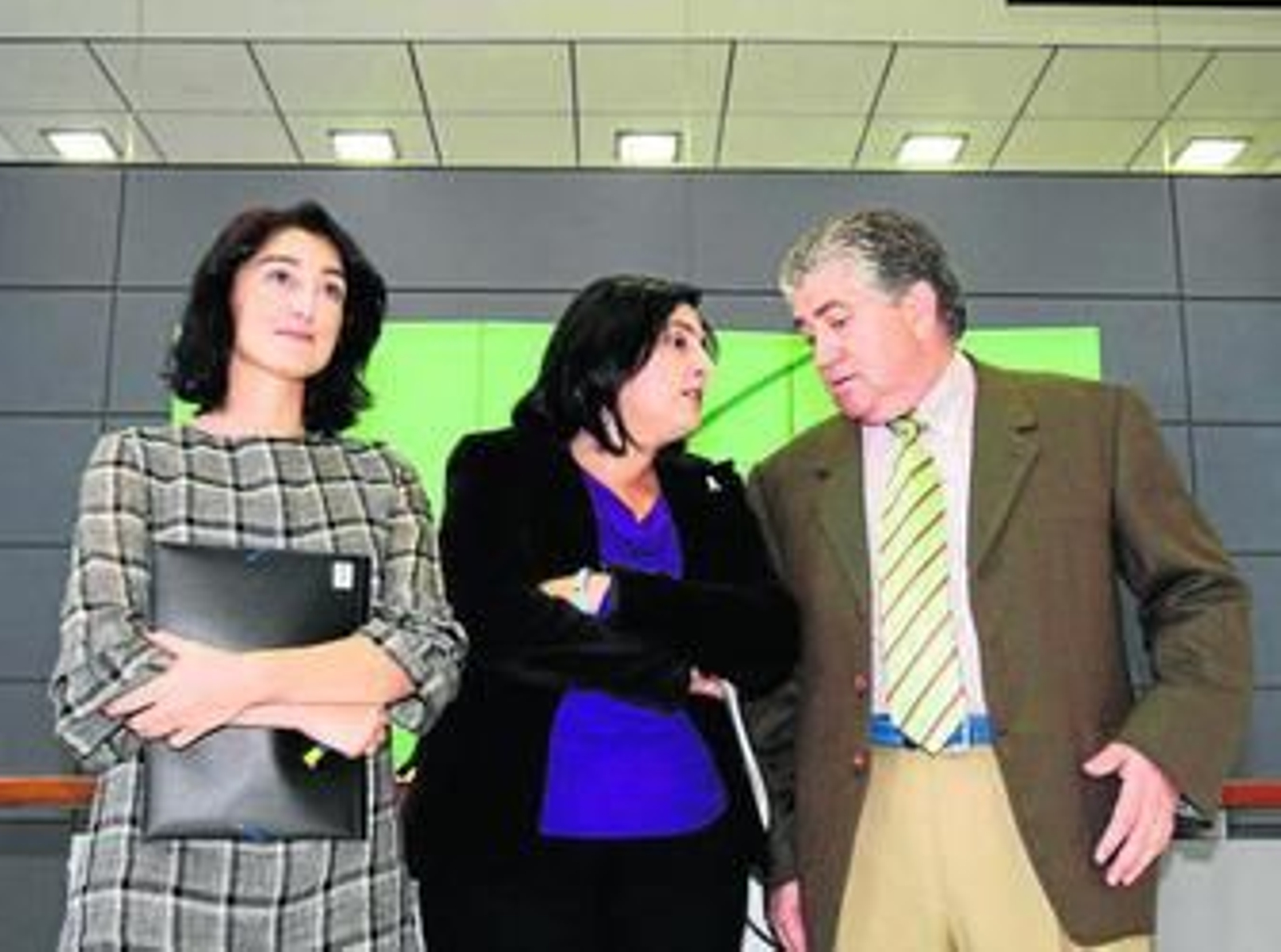 María José Espigares (izqda), Magdalena Sánchez y Rogelio Muñoz, ayer en la Delegación del Gobierno.