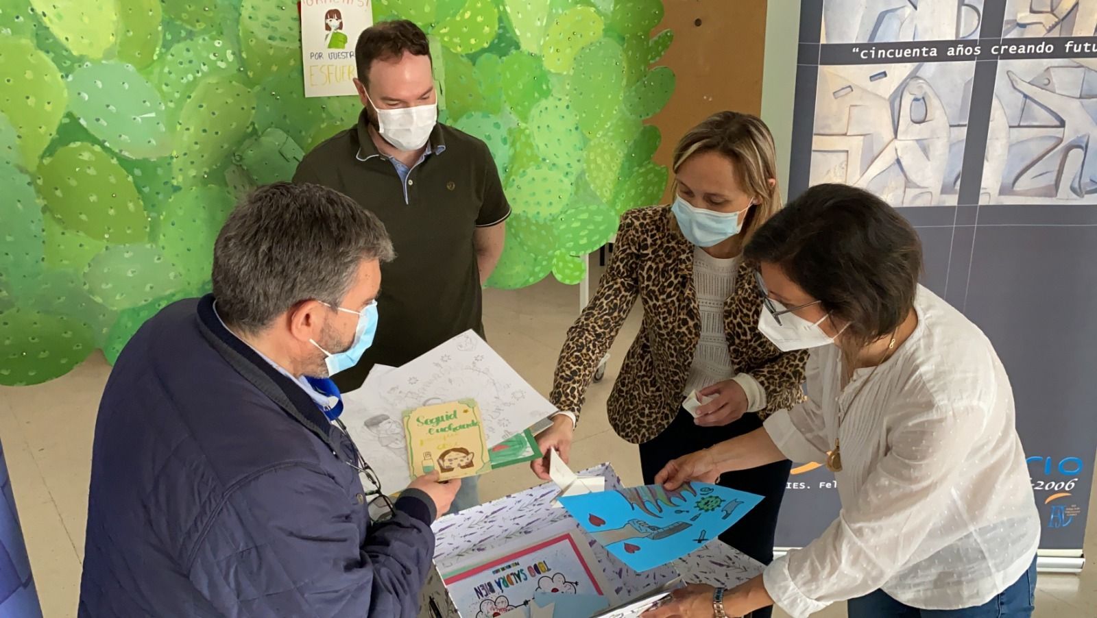 Entrega del material para el Hospital Infanta Margarita de Cabra.