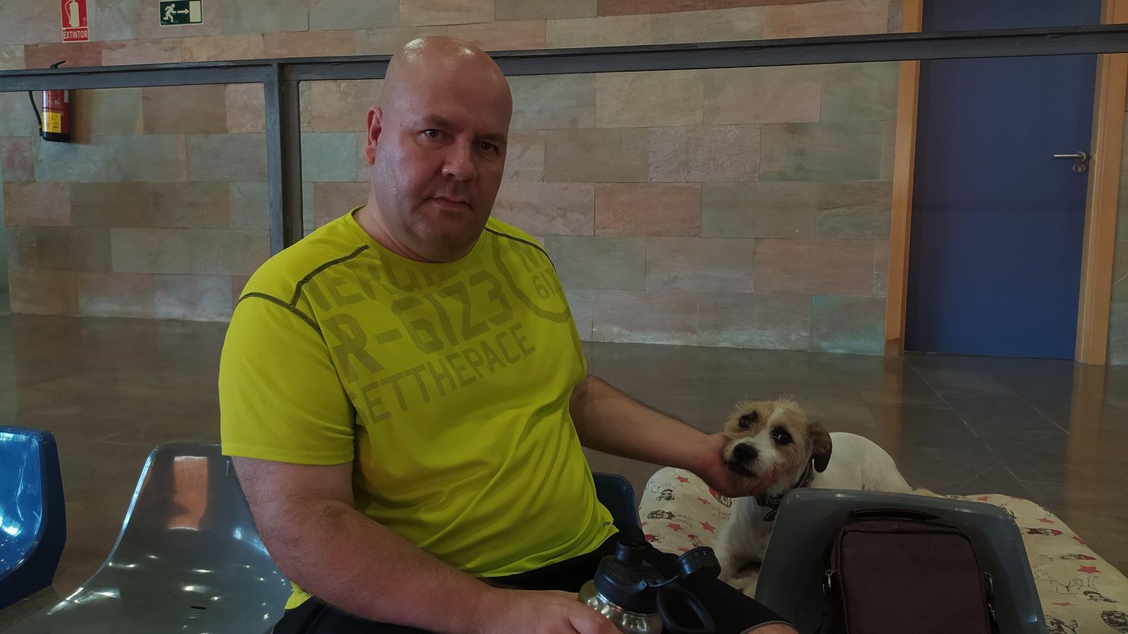 Luis Crespo, uno de los desalojados, junto a su perro