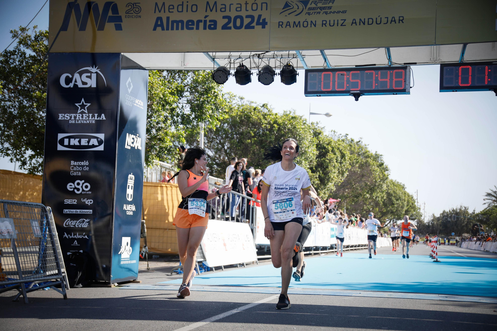 Imágenes de la llegada de la Media maratón Ciudad de Almería
