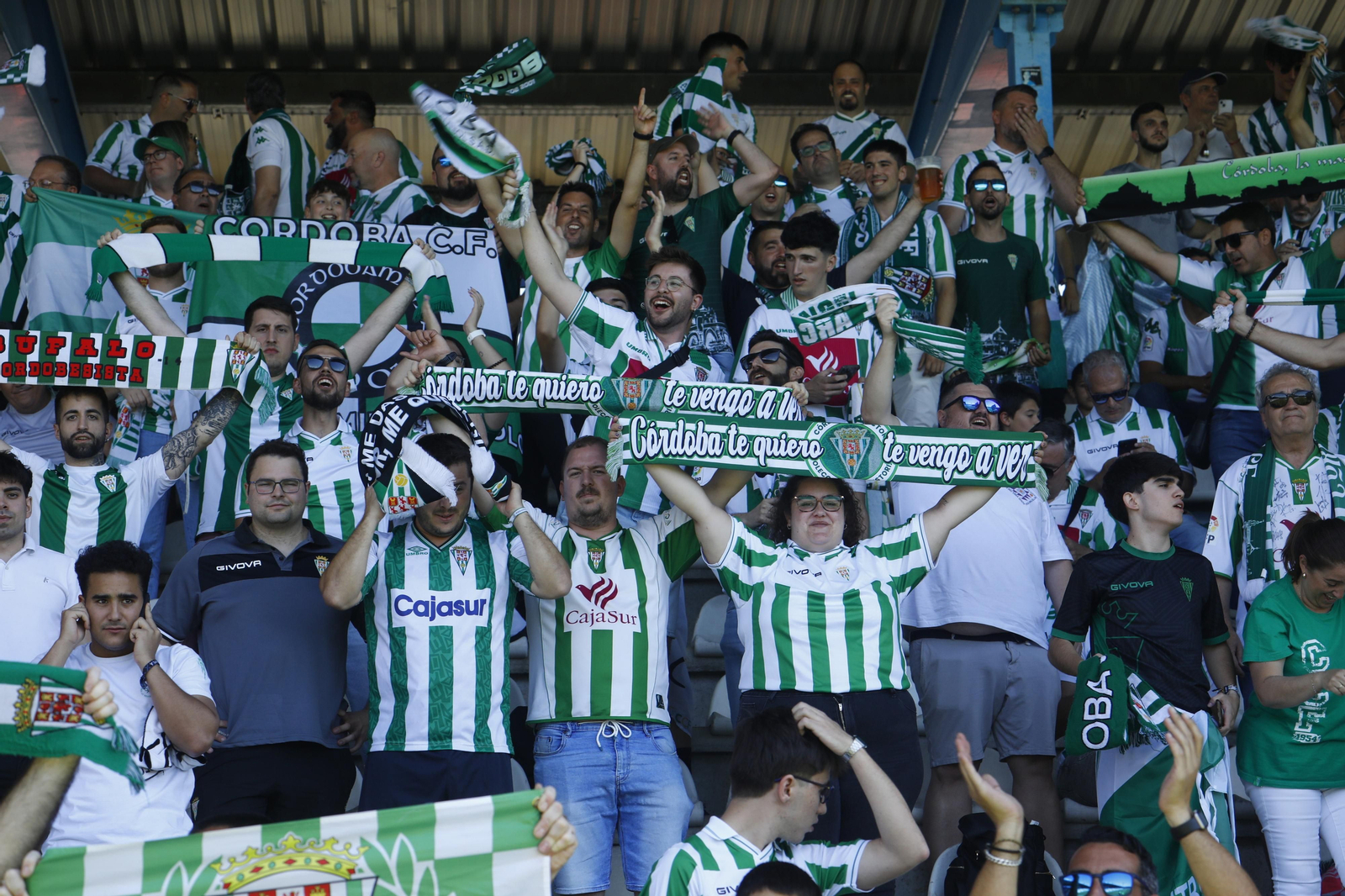 Las mejores fotos de la afición del Córdoba CF en el partido ante la Ponferradina en El Toralín Las mejores fotos de la afición del Córdoba CF en el partido ante la Ponferradina en El Toralín