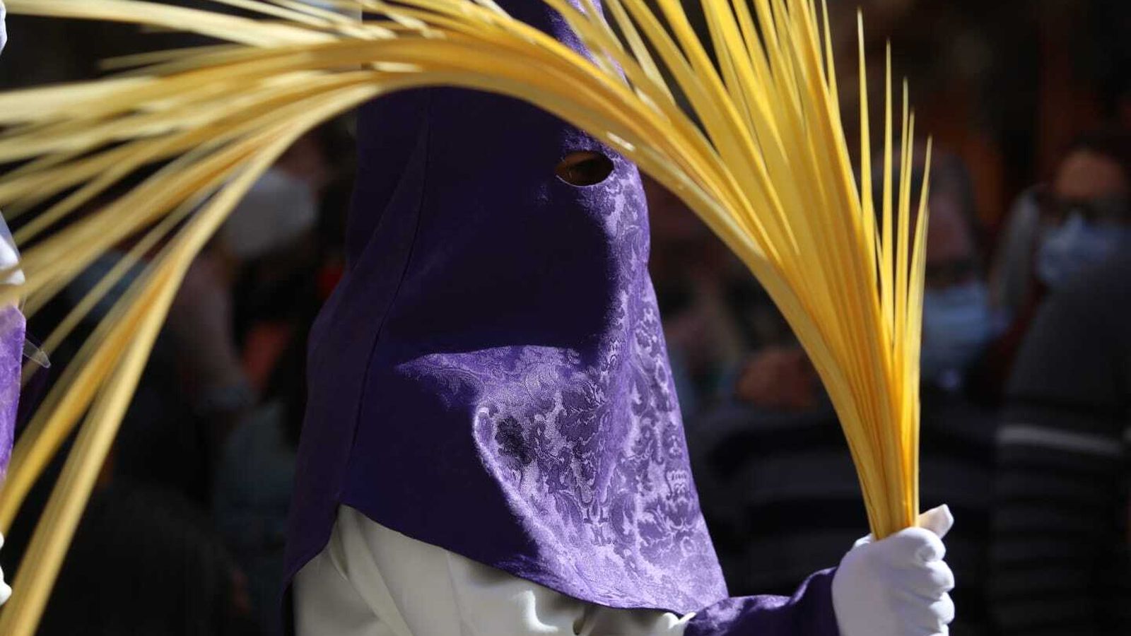 Un nazareno de Pollinica en su procesión del Domingo de Ramos