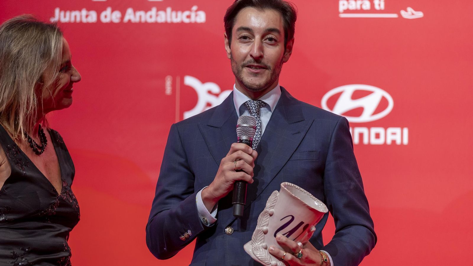 Nicolás Montenegro con su galardón en los Premios Woman. Nicolás Montenegro con su galardón en los Premios Woman.