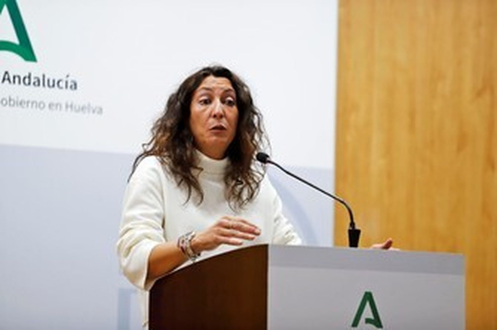 Loles López entrega las resoluciones del Plan  Corresponsables a entidades locales