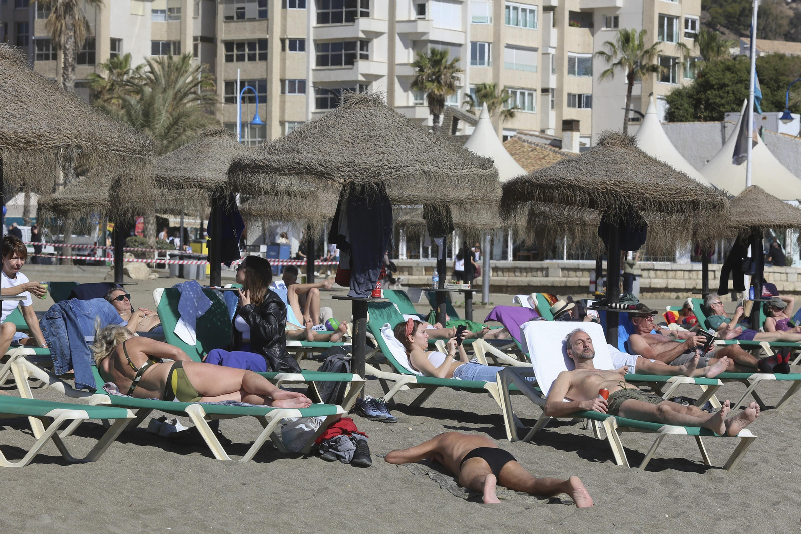 Bañistas en la playa de La Malagueta.