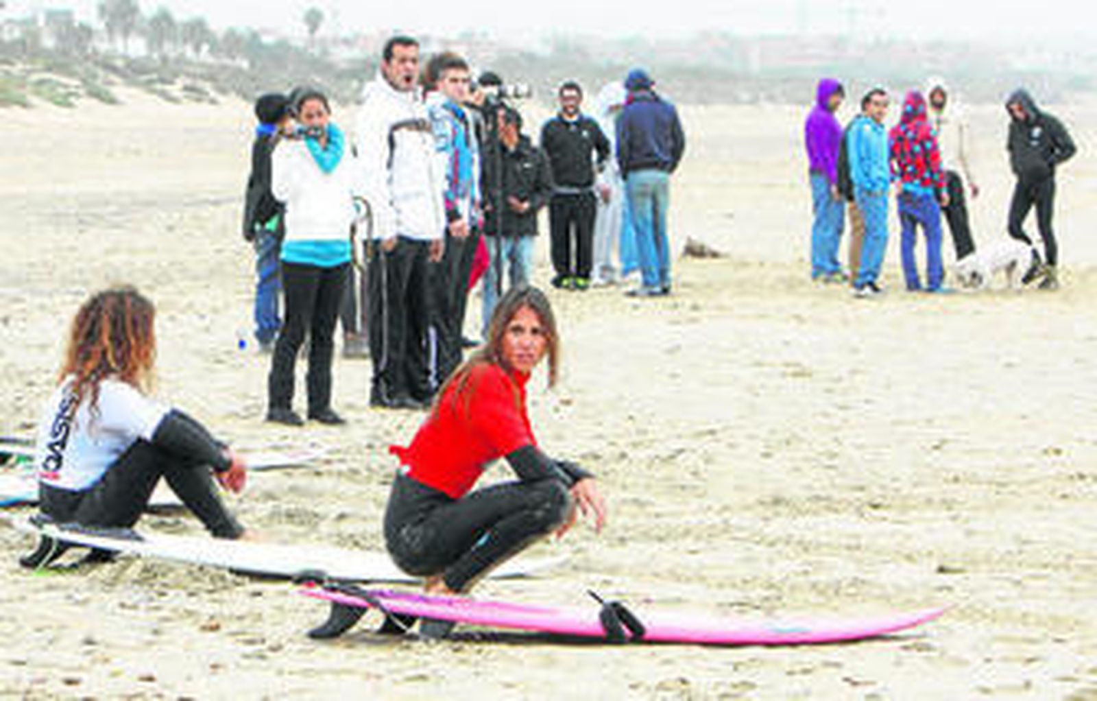 La chiclanera Araceli Gómez acabó tercera en la competición de surf.
