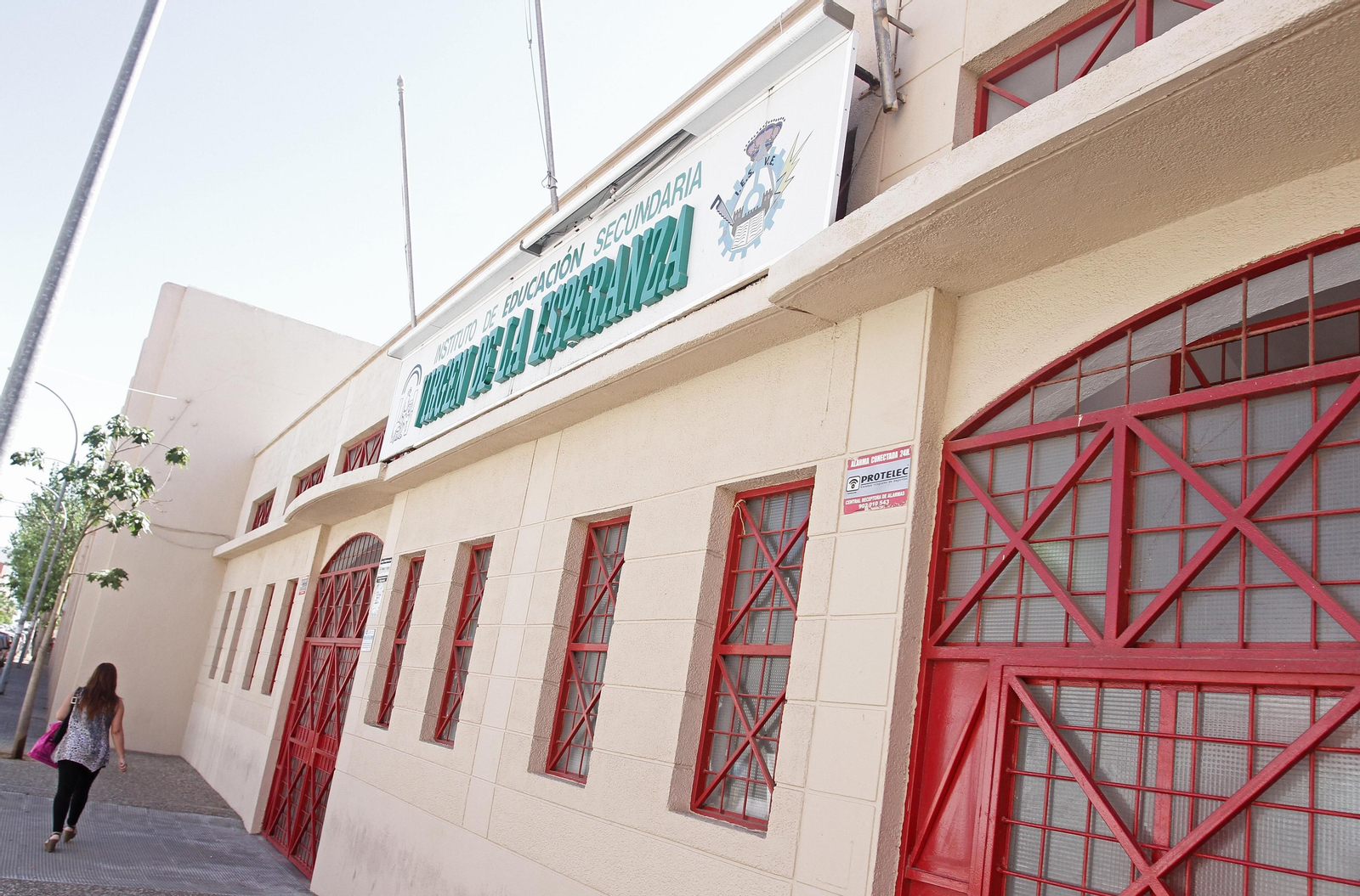 Fachada del instituto Virgen de la Esperanza de la Línea de la Concepción.