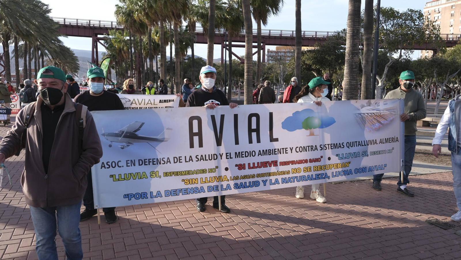 Fotogalería manifestación a favor de energías renovables ordenadas. Almería
