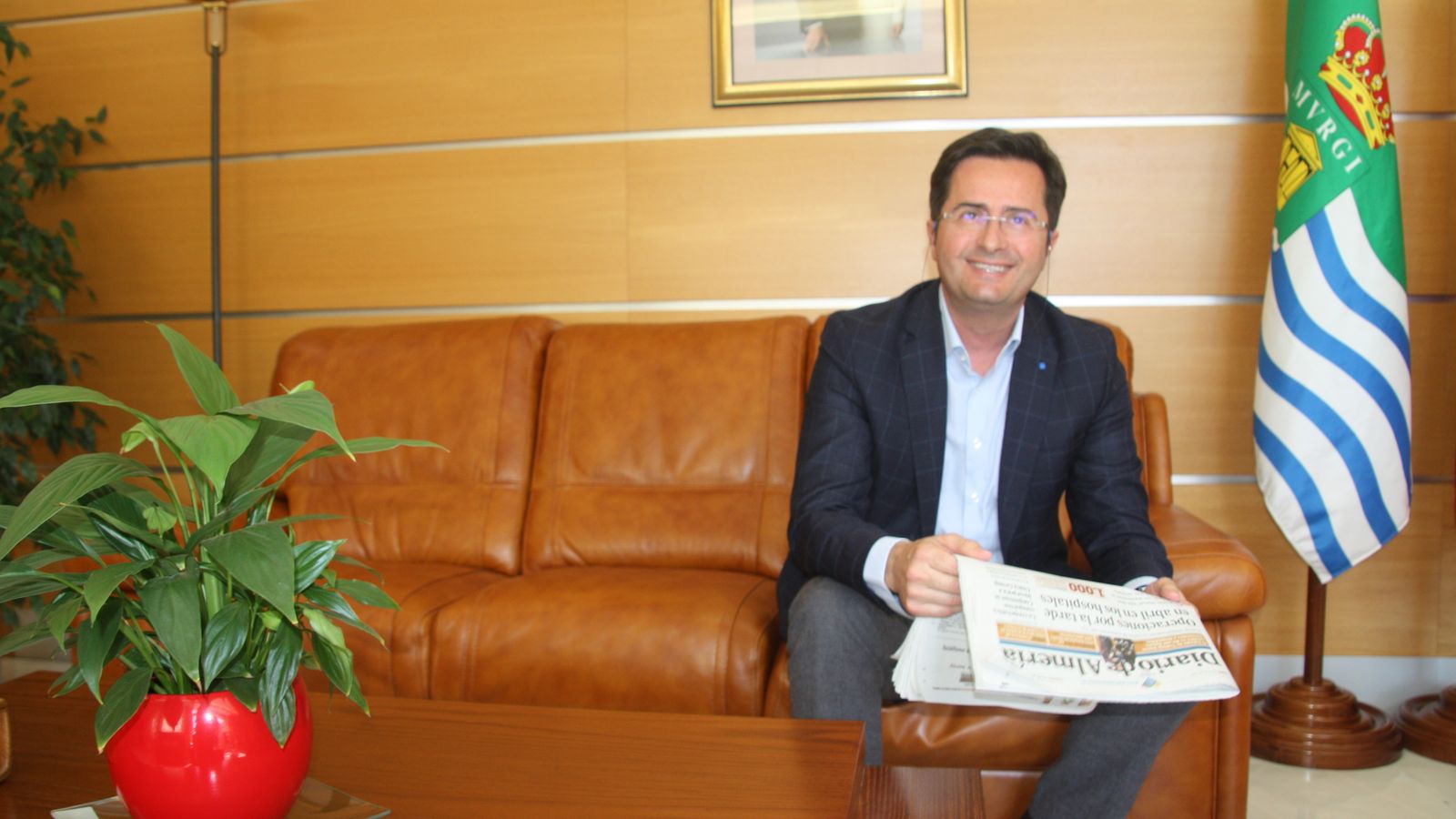 Francisco Góngora, con un número de Diario de Almería