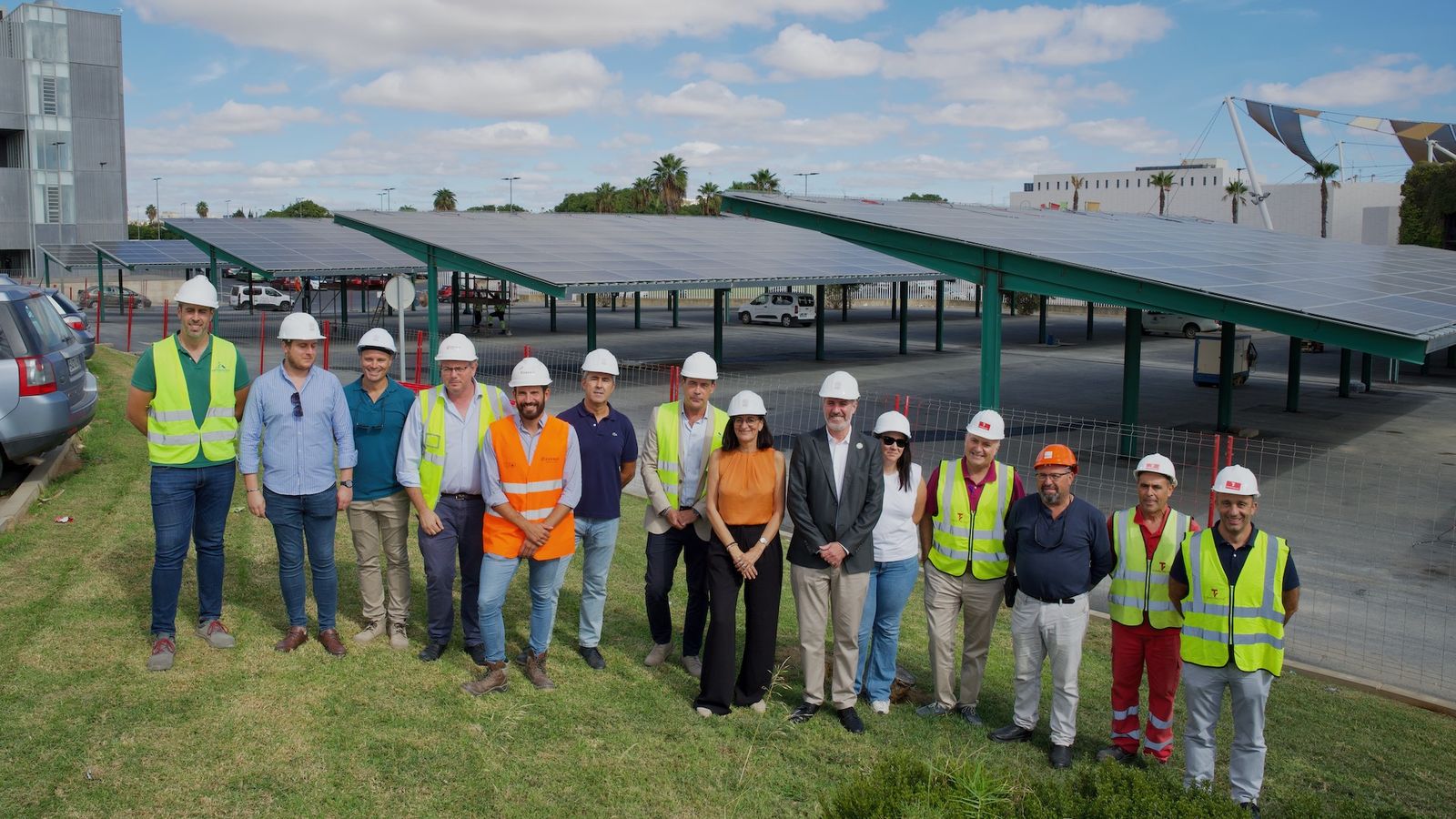 Visita a las obras de las marquesinas fotovoltaicas del campus de El Carmen.