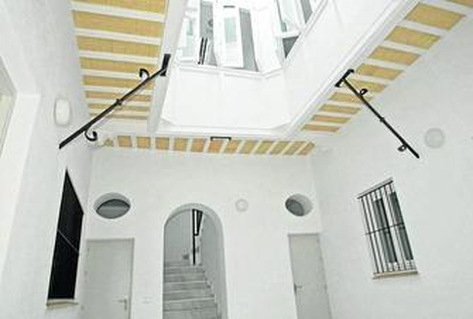 Vista del patio principal, en el que se han respetado hasta los balcones de hierro.