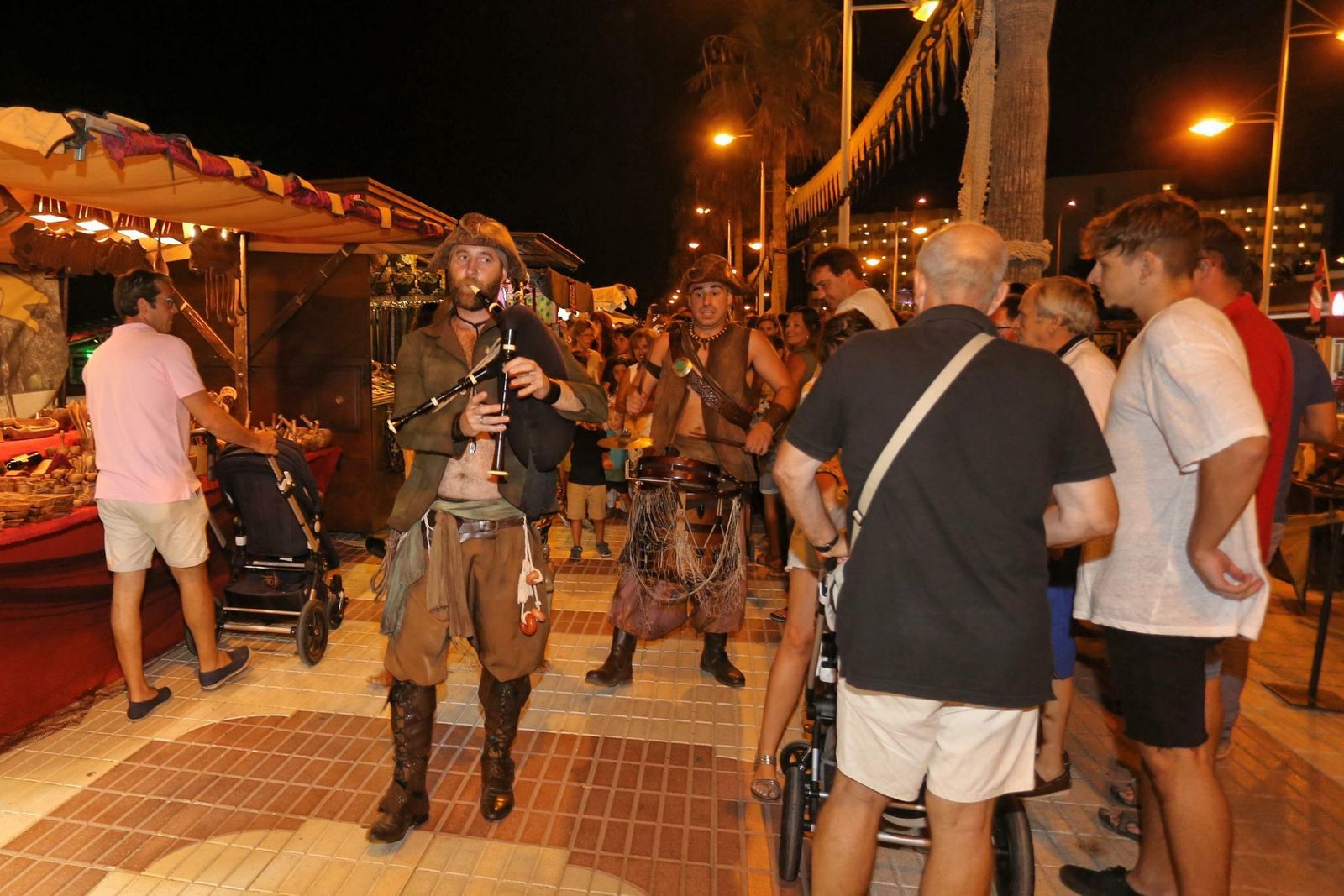 El II Mercado Pirata estará en el paseo marítimo de Valdelagrana hasta este domingo.