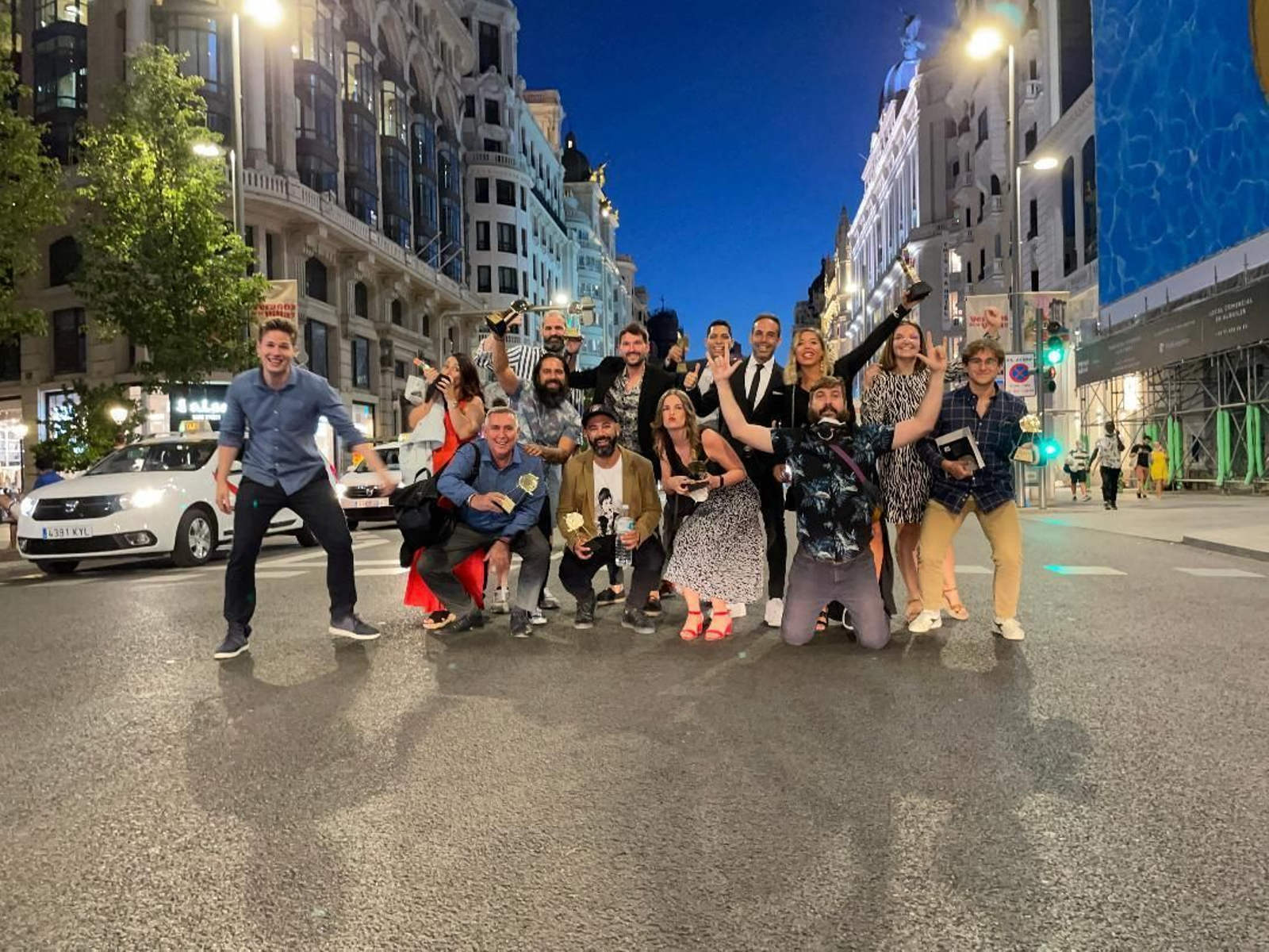 Foto de los miembros de MarujaLimon  con los galardones en la Gran Vía de Madrid.