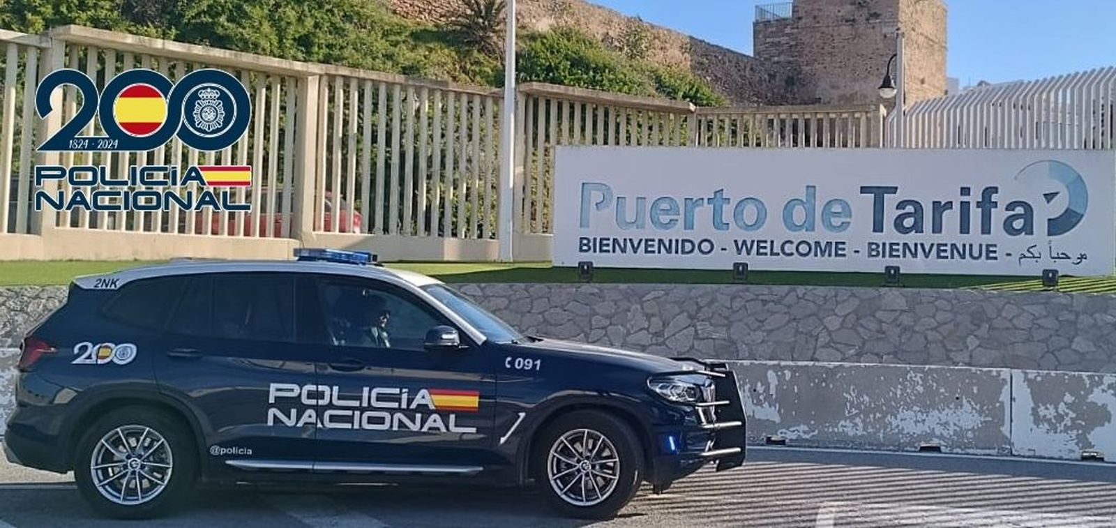 Un coche de la Policía Nacional, en el puerto de Tarifa.