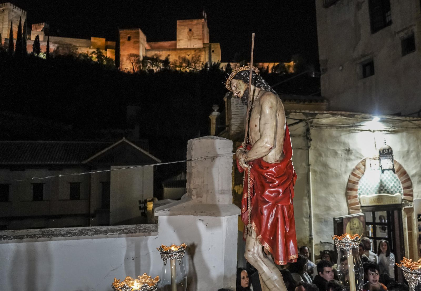 El Señor de la Sentencia, en vía crucis, a los pies de la Alhambra