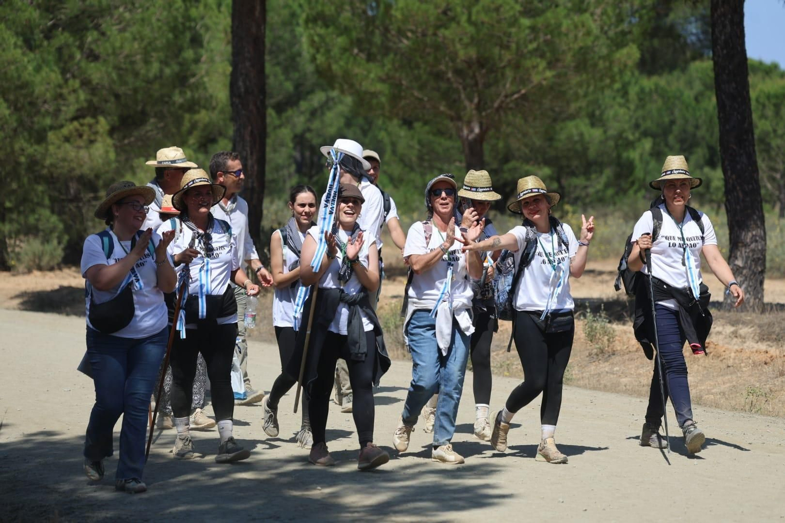Ambientazo en el camino de Huelva al Rocío este viernes: imágenes de los peregrinos en La Matilla