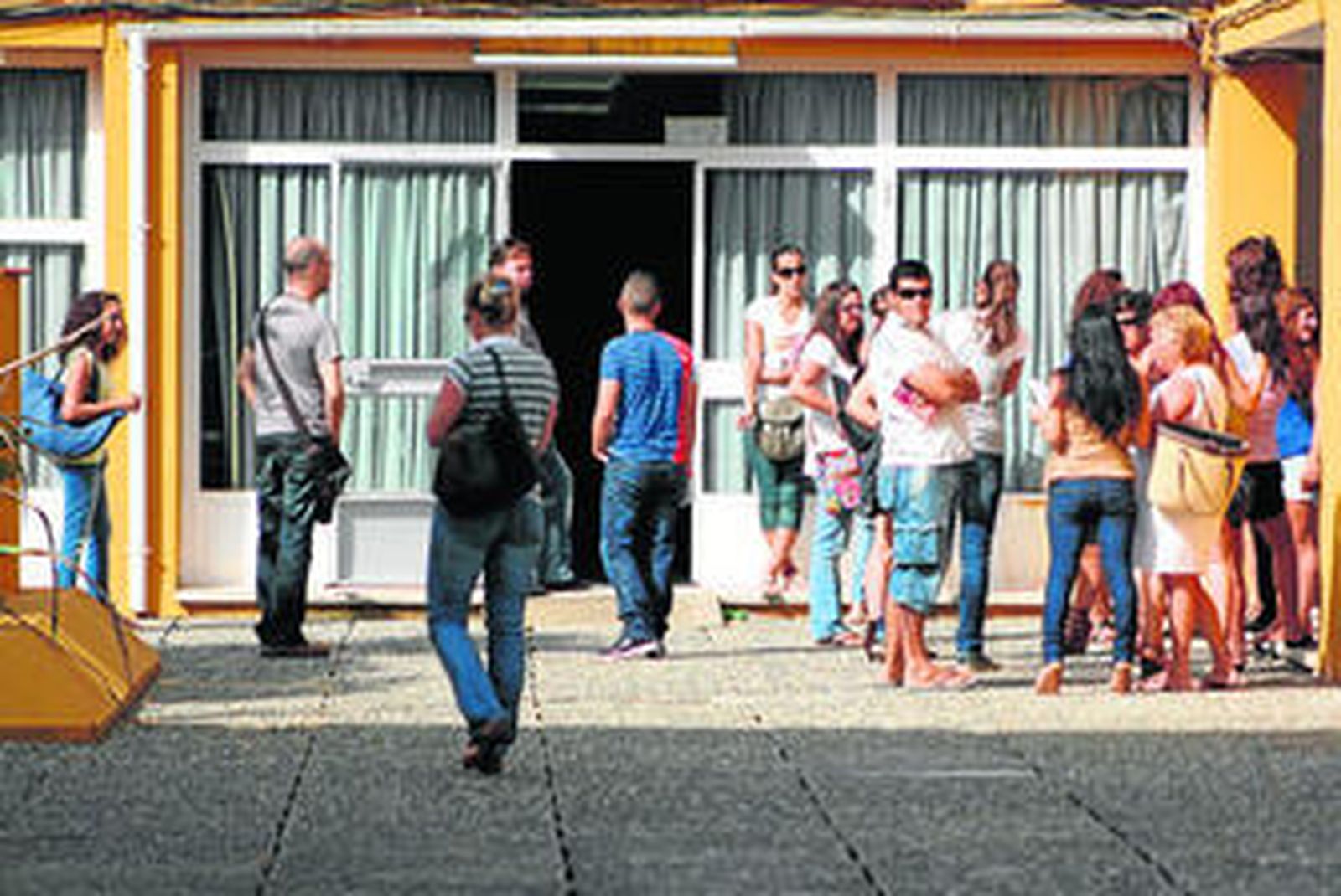 Los alumnos aguardan a la entrada del aula de exámenes del centro de Algeciras, en una imagen captada este mes.