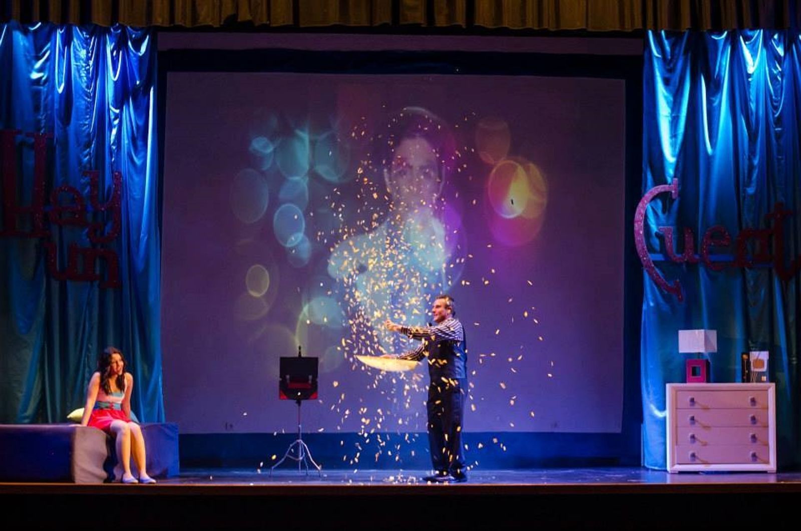 El mago Eliseo durante una actuación.